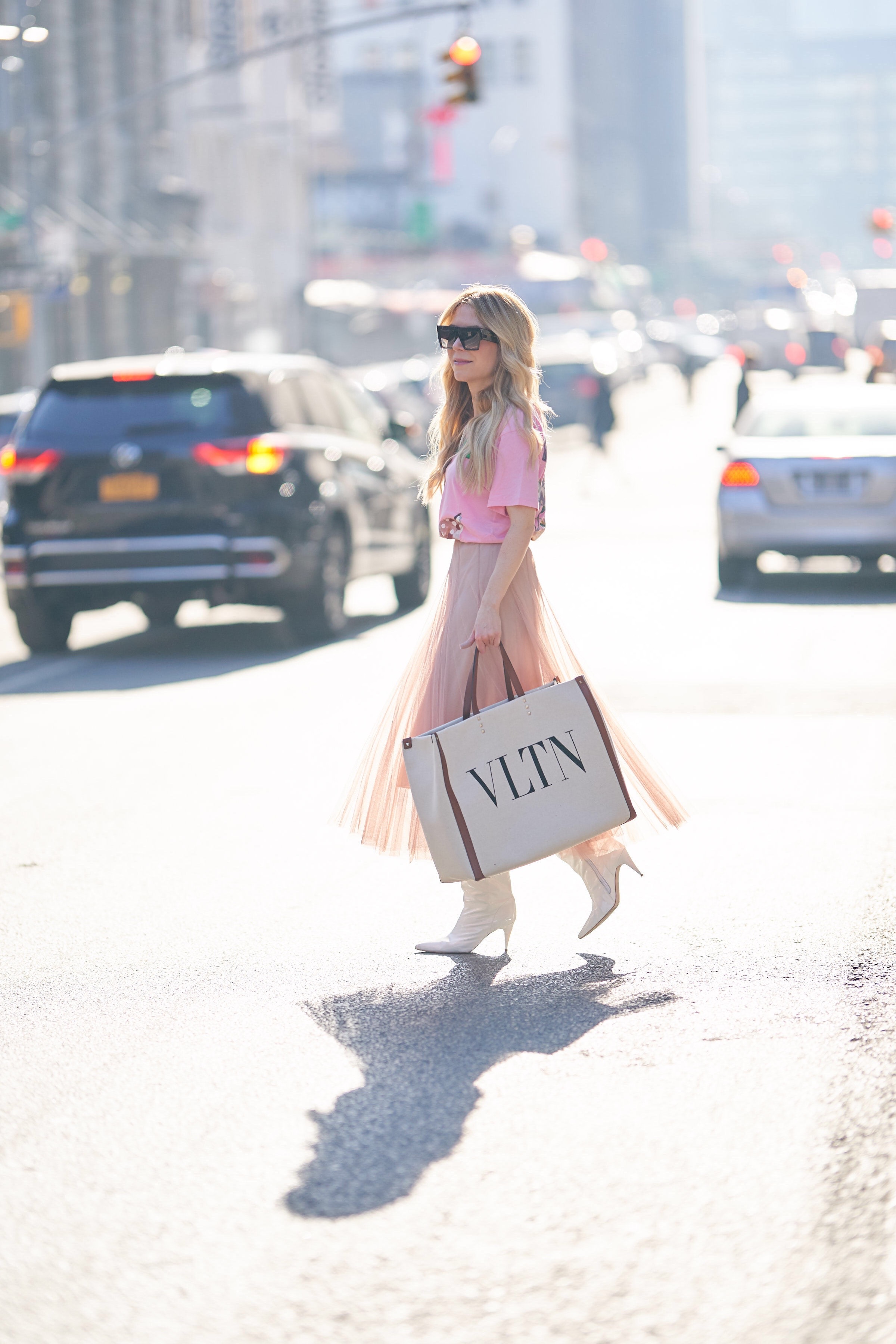 Pink Gucci t-shirt, Chicwish skirt, Chicwish tulle skirt, Valentino tote, about the outfits, www.abouttheoutfits.com