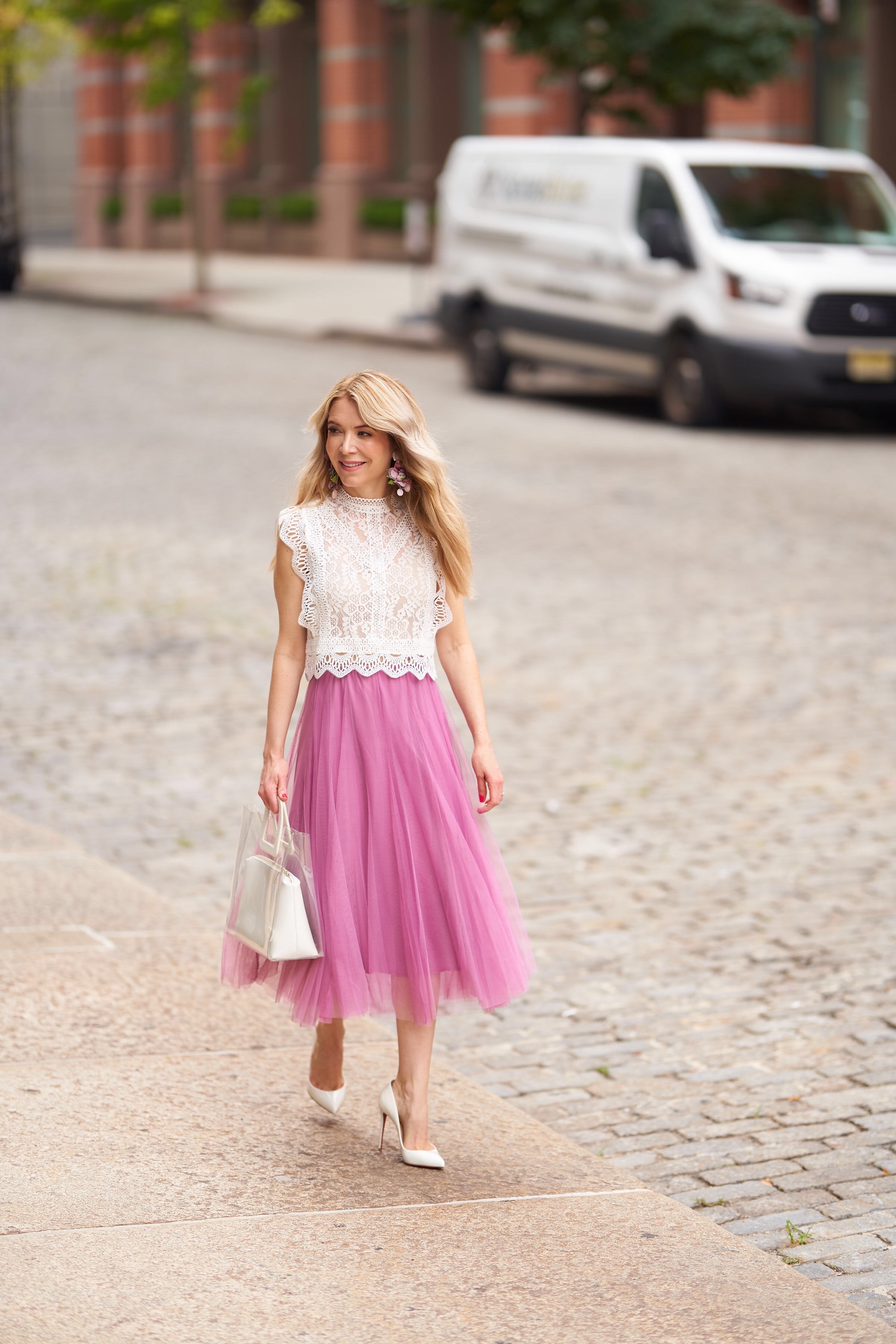 This pretty pink skirt is giving me alllll the feels! 🥰🥰 Skirt & top: @ chicwish Pink skirt, tulle skirt, spring outfits, spring